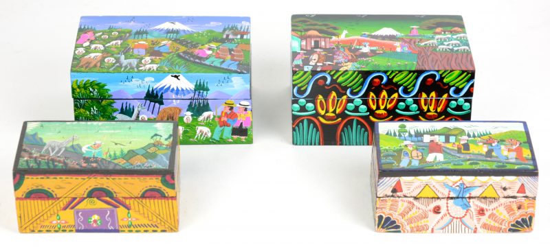 Collectie van 4 diverse naïeve handbeschilderde doosjes. Cotopaxi-project in Tigua, Ecuador.