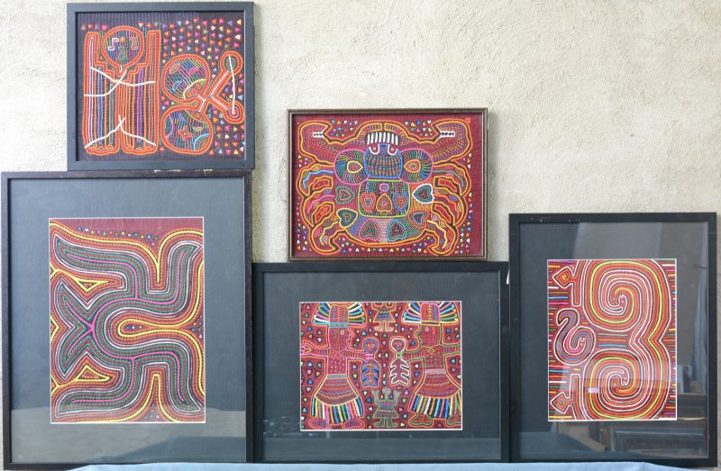 Vijf ingelijste Mola’s met diverse afmetingen. Textielkunst van de Indianen van het eiland San Blas (Colombia). Bestaande uit diverse lagen stof.