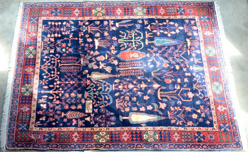 Perzisch tapijt van wol met een gestileerd tuindecor. Handgeknoopt.