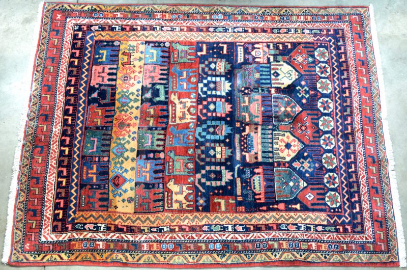 Perzisch tapijt van wol met een gestileerd decor van dieren. Handgeknoopt.