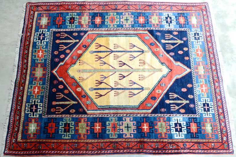 Perzisch tapijt van wol met een gestileerd decor met bomen. Handgeknoopt.