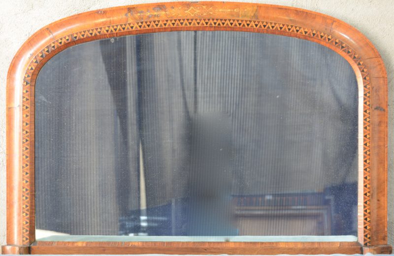 Een zgn. ‘Tunbridge Ware’ spiegel. Mahoniehoutfineer met ingelegde motieven. XIXe eeuw.