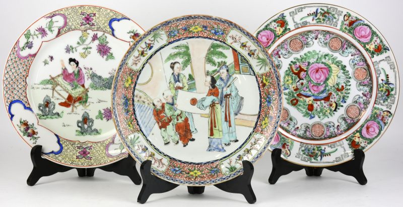 Een bord van meerkleurig Chinees porselein met een decor van personages. XIXe eeuw. We voegen er twee recente exemplaren aan toe.
