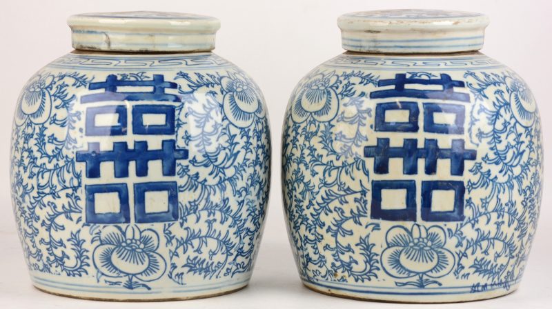 Een paar gemberpotten van blauw en wit Chinees porselein, gedecoreerd met florale motieven en langlevenstekens.