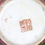 Drie stuks porselein: een crackleware vaas, een poedel van het merk Goebel en een gestencylde Chinese vaas.