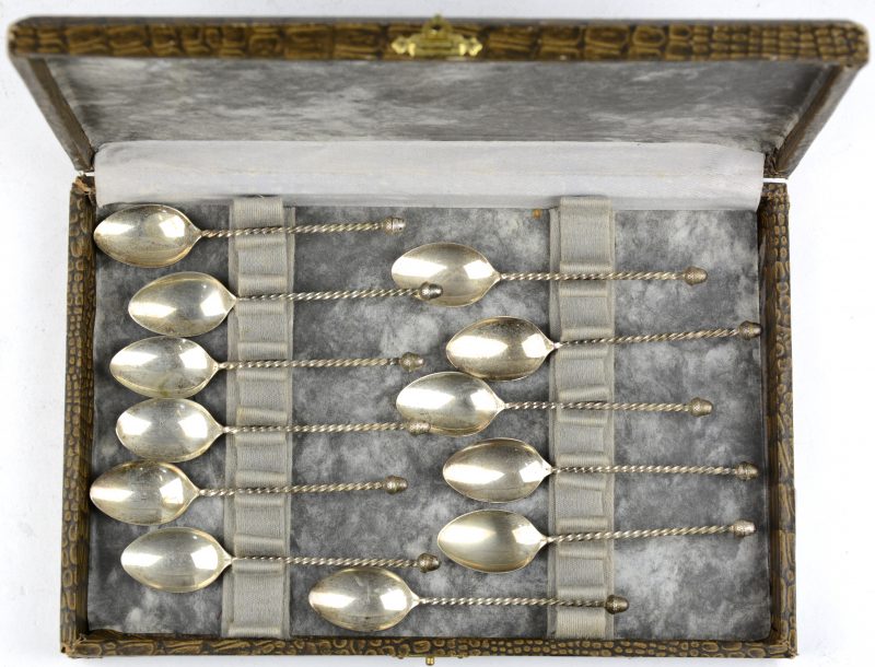 Serie van twaalf zilveren  theelepeltjes met getorste steeltjes eindigend in een eikel. Nederlandse keur voor 835‰.