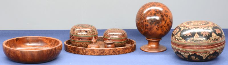 Een groot lot gedraaide voorwerpen van Tuyahout, bestaande uit o.a. een bol op staander, schaaltjes, flesjes, enz. Esessaouira, Marroko.