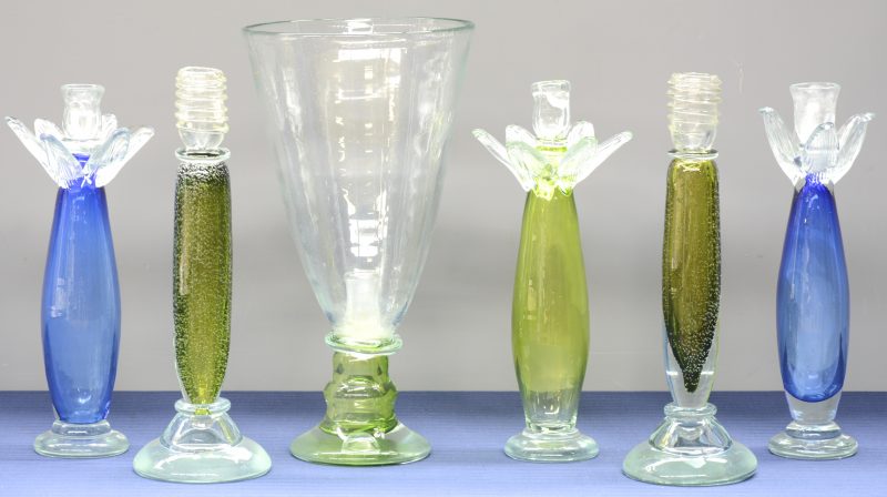 Een lot kandelaars van geleurd Muranoglas, bestaande uit een paar, drie exemplaren in twee kleuren en een stormlamp.