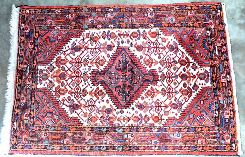 Een handgeknoopt Perzisch wollen karpetje.