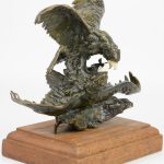 “Vechtende adelaars”. Een groep van bruingepatineerd brons met ivoren snavels. Toegeschreven aan.