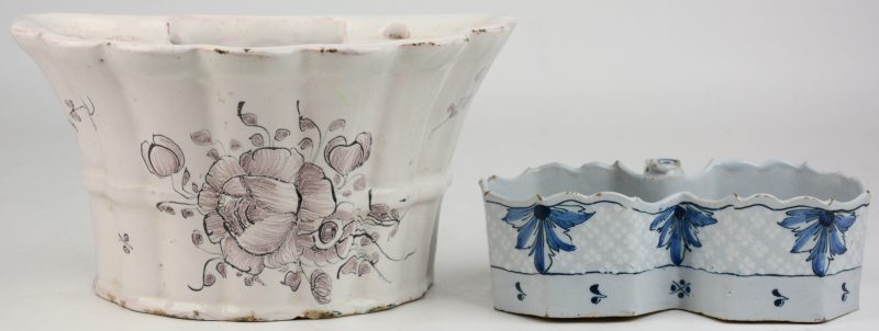 Een pique-fleurs en een een olie- en azijnhouder van Frans aardewerk. XVIIIe eeuw.