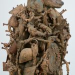 Een Afrikaans fetishbeeld van gesculpteerd hout, nagels, metaal en schelpen. Nkisi Nkondé, D.R. Congo.