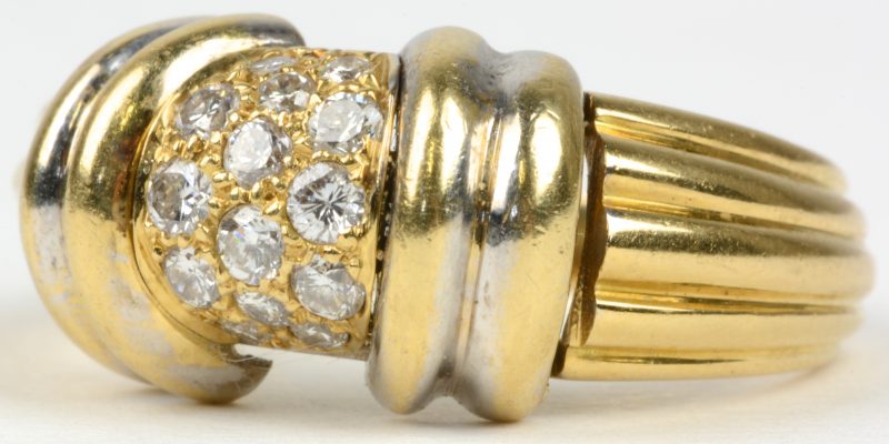 Een 18 karaats geel gouden ring bezet met briljanten met een gezamenlijk gewicht van ± 0,40 ct.