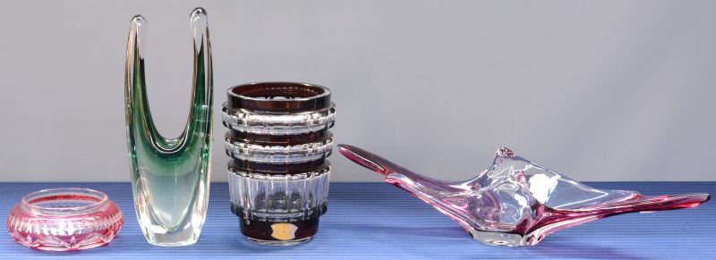 Een lot meerkleurig kristal, bestaande uit een geslepen kom en vaas, en een geblazen design vaas en -schaal.