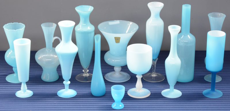 Een lot van veertien verschillende vaasjes van blauw opaalglas.