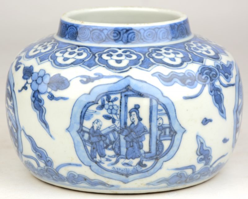 Een Chinese pot van blauw en wit porselein met een decor van personages in cartouches.