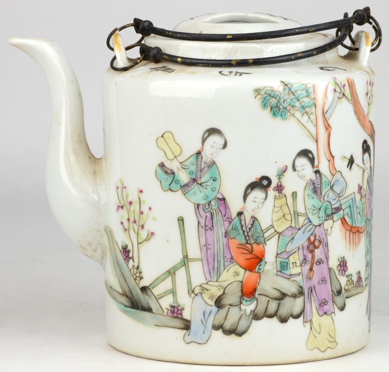 Een theepot van Chinees porselein met een meerkleurig decor van lange lijzen in een tuin. Onderaan gemerkt.