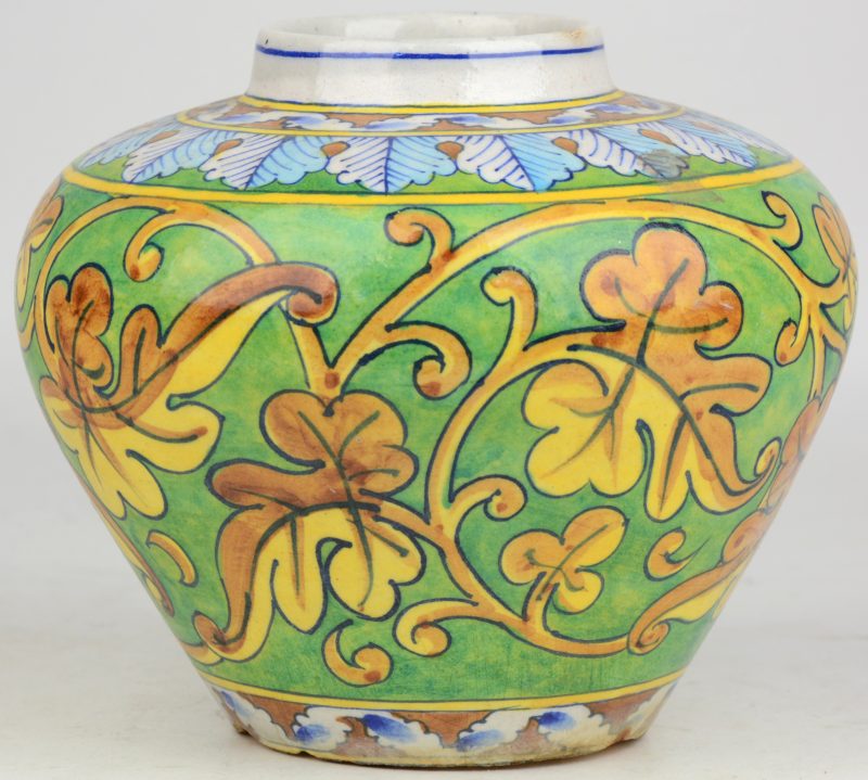 Een vaas van meerkleurig aardewerk, gedecoreerd met florale motieven.