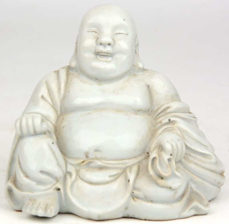 Een zittende Boeddha van monochroom wit porselein naar het blanc de Chine. Achteraan gemerkt.