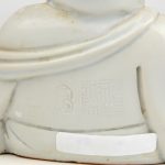 Een zittende Boeddha van monochroom wit porselein naar het blanc de Chine. Achteraan gemerkt.