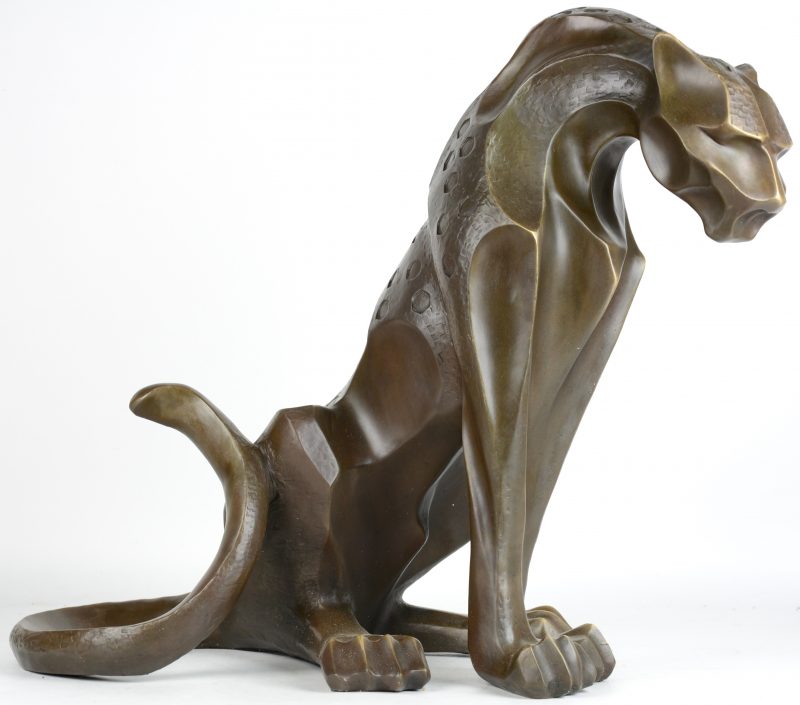 Een gestileerde zittende jaguar van brons.