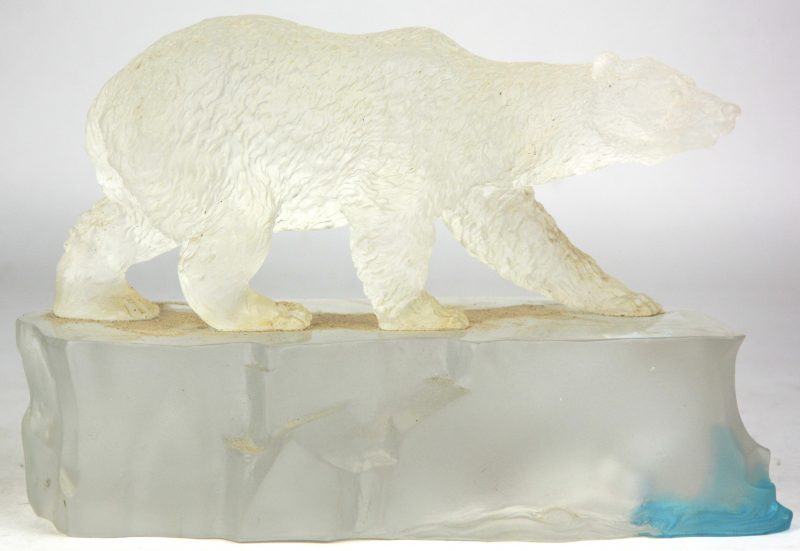 “Zeehondjes onder een ijsbeer”. Een glazen groep.