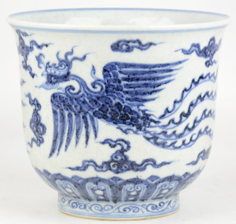 Een cachepot van Chinees porselein met een blauw en wit decor van paradijsvogels. Onderaan gemerkt.
