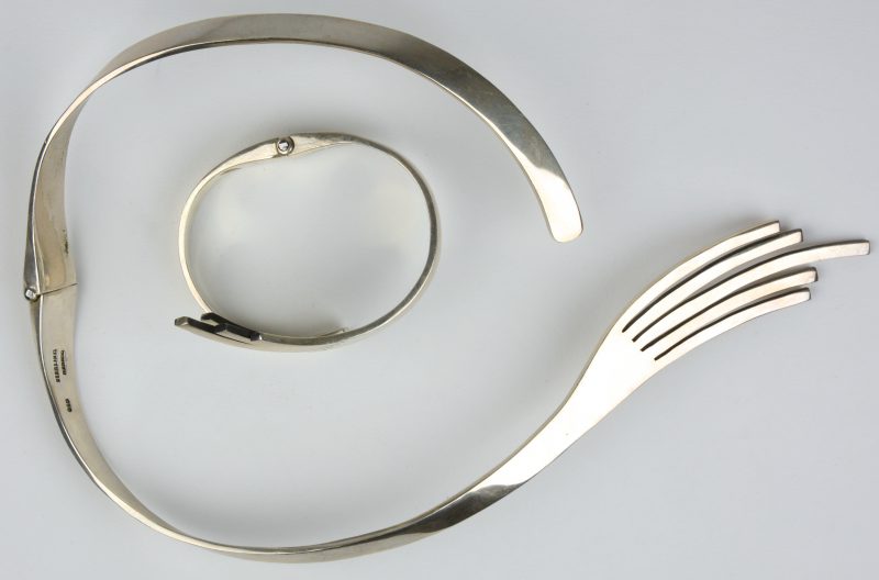 Een halssnoer met bijpassende armband in de vorm van een hand van 925 ‰ zilver.