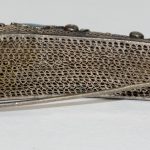 Een nagelbeschermer gemonteerd als broche van zilver bezet met email. 19de eeuws.