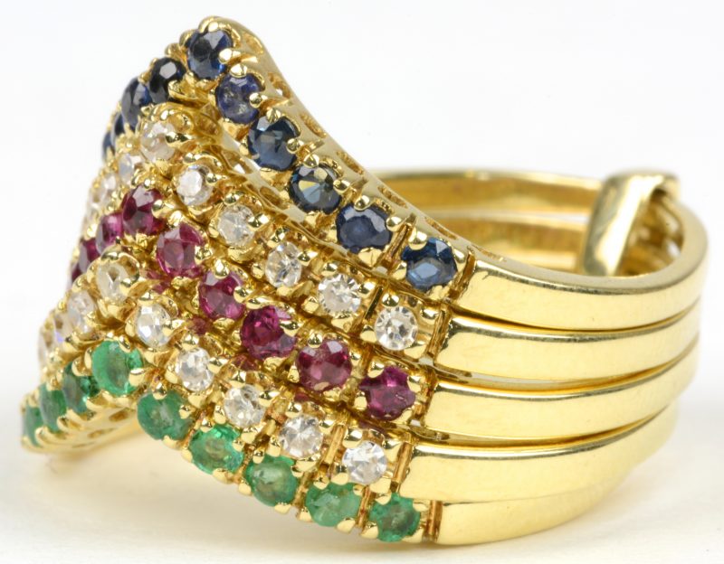Vijf aan elkaar gebrachte 18 karaats geel gouden ringen bezet met saffier, robijn, smaragd en diamant met een gezamenlijk gewicht van ± 1,10 ct.