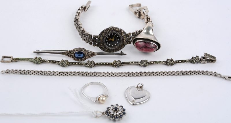 Een dameshorloge en armband bezet met markasiet, een armband, twee ringen en twee hangers en een broche van zilver bezet met fantasiestenen. 925 en 835 ‰.