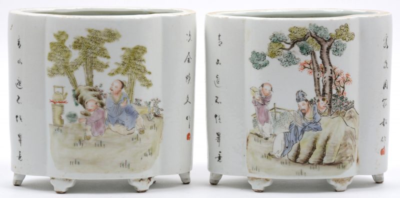 Een paar gelobde kleine jardinières van Chinees porselein met een famille rose decor van personages in een landschap en met kalligrafie op de zijden.
