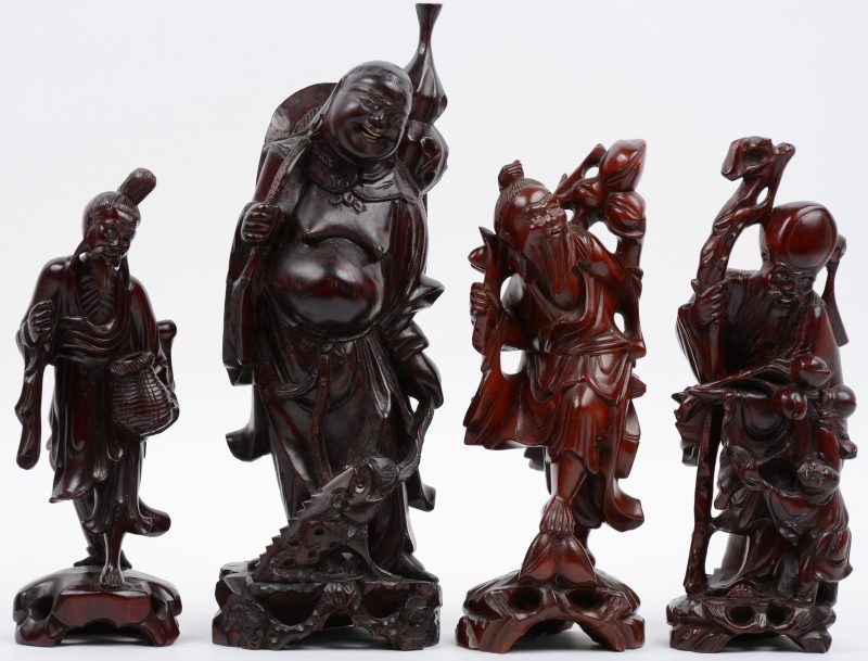 Twee verschillende Chinese wijzen, een visser en een voorstelling van Boeddha met een fabeldier van gesculpteerd hardhout.