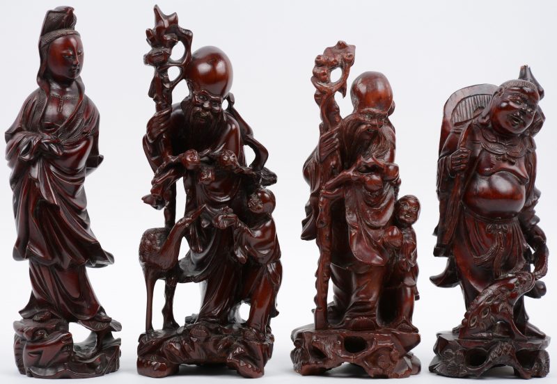 Twee verschillende Chinese wijzen, een Guan Yin en een voorstelling van Boeddha met fabeldier van gesculpteerd hardhout. (Laatste met kleine beschadiging)