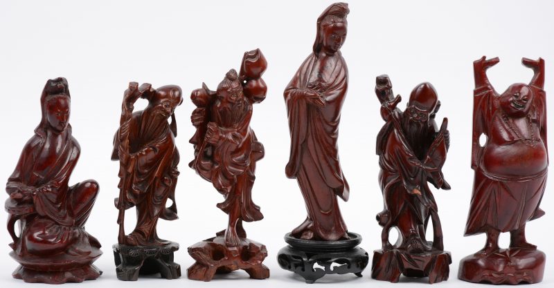 Drie verschillende Chinese wijzen, een zittende en een staande Guan Yin en een staande Boeddha van gesculpteerd hardhout.