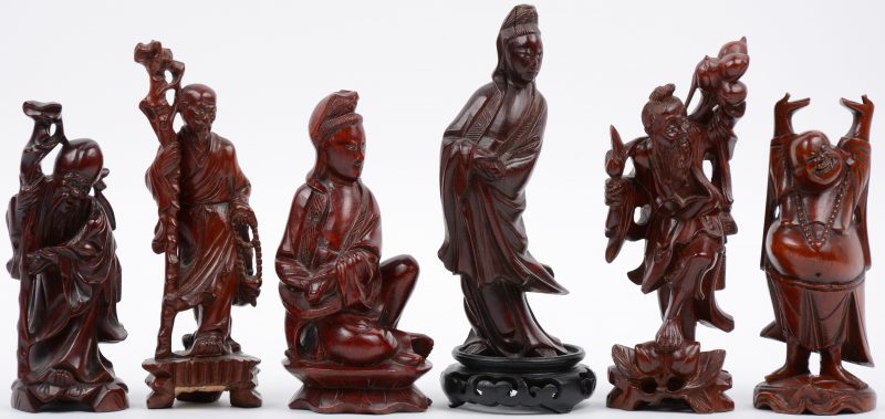 Drie verschillende Chinese wijzen, een zittende en een staande Guan Yin en een staande Boeddha van gesculpteerd hardhout.