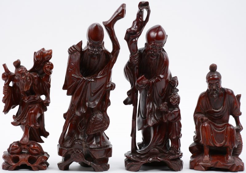 Drie verschillende Chinese wijzen en een visser van gesculpteerd hardhout.