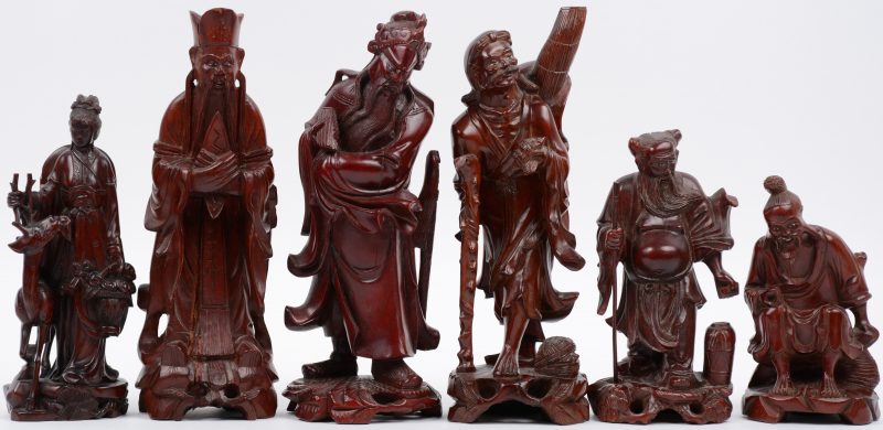 Drie Chinese wijzen, een priester, een geisha met hert en een krijgsheer van gesculpteerd hardhout.