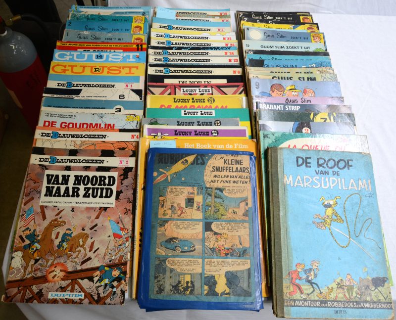 Een lot van 50 strips, waaronder Lucky Luke, De Marsupilami, De Krobbels, Robbedoes, Guus Slim, Guust Flater, De Blauwbloezen, ...