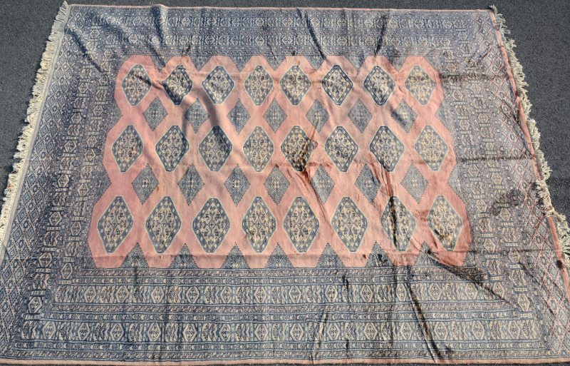 Een handgeknoopt Perzisch wollen tapijt van wol en katoen.