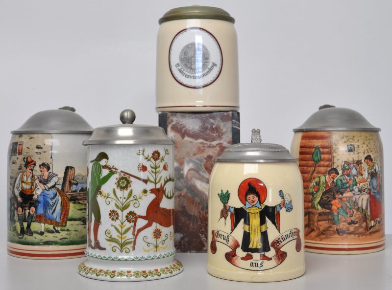 Vijf bierpullen van porselein en aardewerk met tinnen deksel. Twee in beige met veelkleurige genretaferelen (H. 15 cm), onderaan gemerkt. Eén met een gestileerde jachtscène (H. 14 cm). Eén met een vignet “17. Jahresversammlung Köln” (H. 12 cm). Eén met Grüss aus München met het Münchner Kindl.