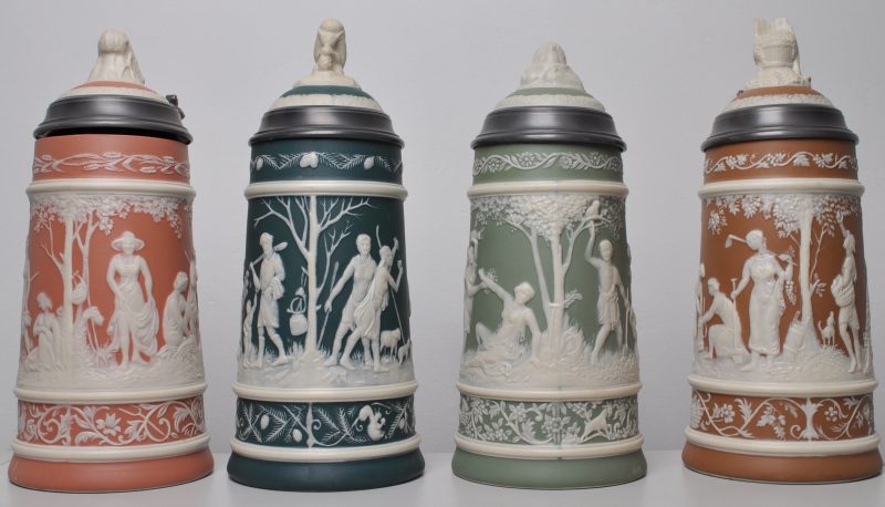 Vier bierpullen van aardewerk met tinnen deksels. Frülhing, Sommer, Herbst & Winter in verschillende kleuren, z.g. Phanolithkrug. Beperkte oplage op 10.000 exemplaren genummerd resp. 197, 4044, 860, 2379, onderaan gemerkt Villeroy & Boch Mettlach 1980 (H. 27 cm).