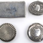 Twee zilveren pillendoosjes, waarvan één met Duitse keuren. We voegen er twee verzilverde exemplaren aan toe, waarbij één gemerkt van Wiskemann. Gewicht zilver: 73g.