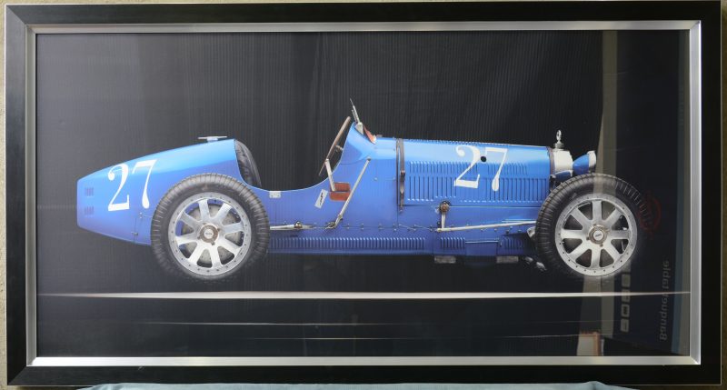 Een ingekaderde foto van een racewagen uit de jaren ‘20.