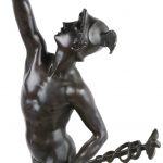 “Mercurius”. Een bronzen beeld naar een werk van Jean de Bologne. Op het marmeren voetsuk een bronzen fries met putti die kunsten bedrijven in reliëf.