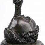 “Mercurius”. Een bronzen beeld naar een werk van Jean de Bologne. Op het marmeren voetsuk een bronzen fries met putti die kunsten bedrijven in reliëf.