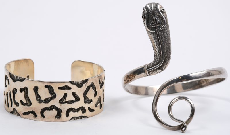 Een armband in de vorm van een slang en een slavenarmband van 925 ‰ zilver.