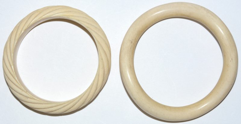 Twee verschillende armbanden van ivoor.
