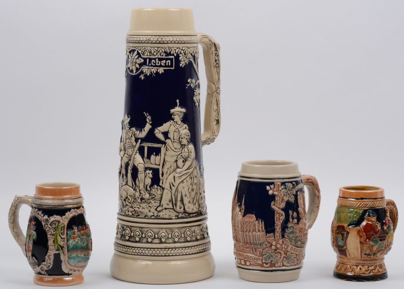 Vier Duitse bierkannen van meerkleurig steengoed, waarbij én met een afbeelding van de Dom van Keulen.