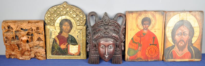 Een lot varia, bestaande uit drie reproducties van iconen, een Indonesisch masker en een Aziatisch houtsnijwerk.